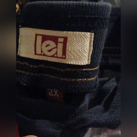 L.E.I Juniors Plus Size Dark Blue Jeans - Picture 3 of 3